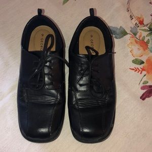 Men’s size 6 George Black dress shoe.